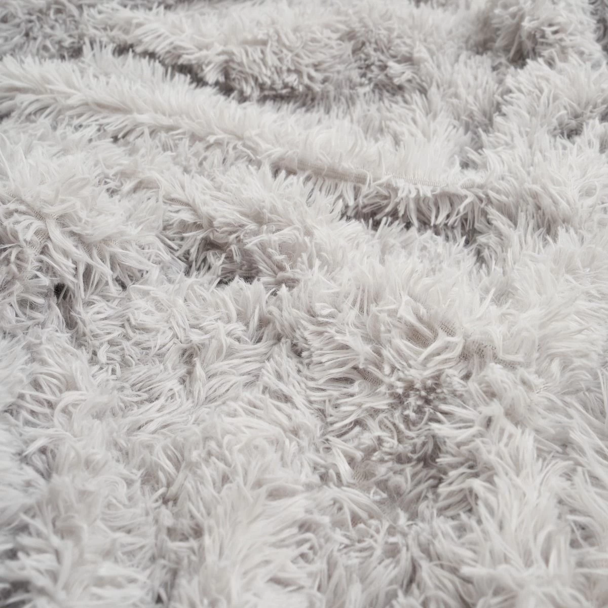 Sienna Fluffy Throw 150x200cm - Silver 4 Sienna Fluffy Throw 150x200cm - Silver - Image 4