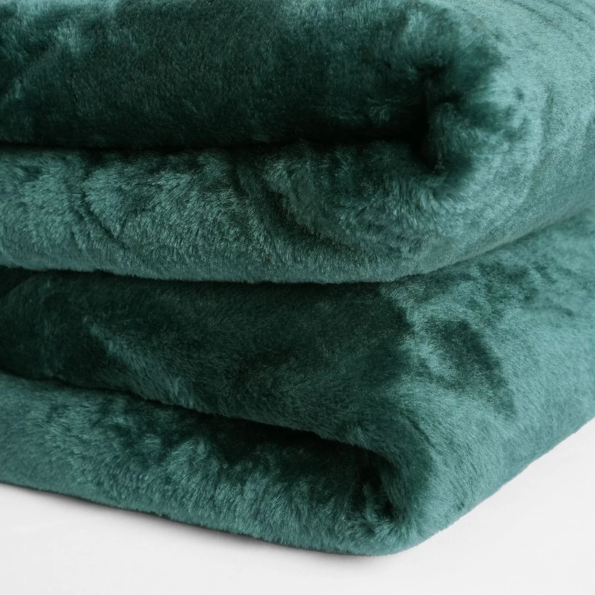 Dreamscene Faux Fur Mink Throw - Forest Green 4 Dreamscene Faux Fur Mink Throw - Forest Green - Image 4