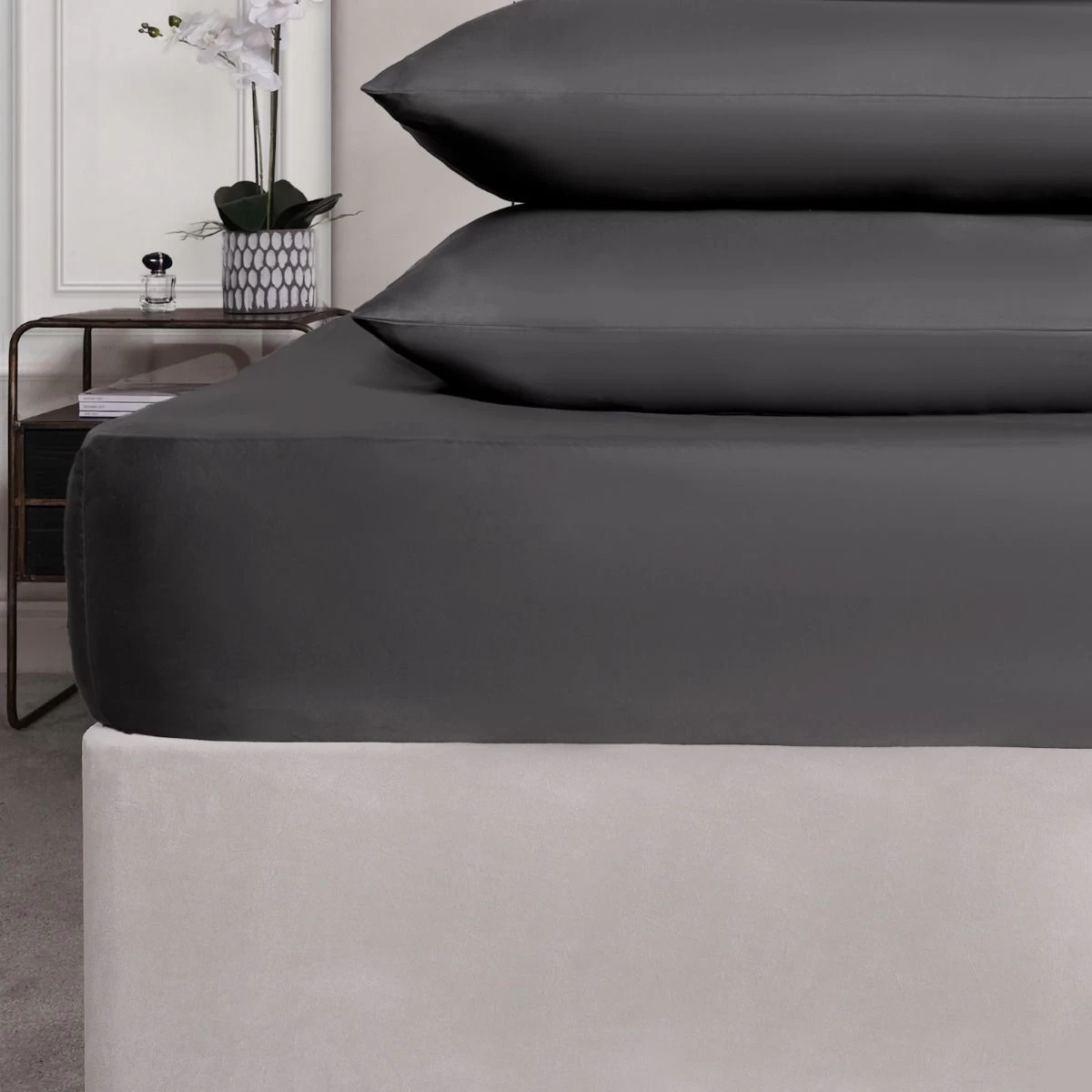 Highams Luxe 220 Thread Count 100% Cotton Sateen Fitted Sheet - Charcoal 2 Highams Luxe 220 Thread Count 100% Cotton Sateen Fitted Sheet - Charcoal - Image 2