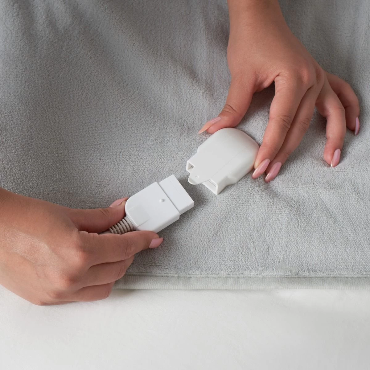 OHS Heated Sherpa Reverse Fleece Electric Over Blanket - Grey/White 6 OHS Heated Sherpa Reverse Fleece Electric Over Blanket - Grey/White - Image 6