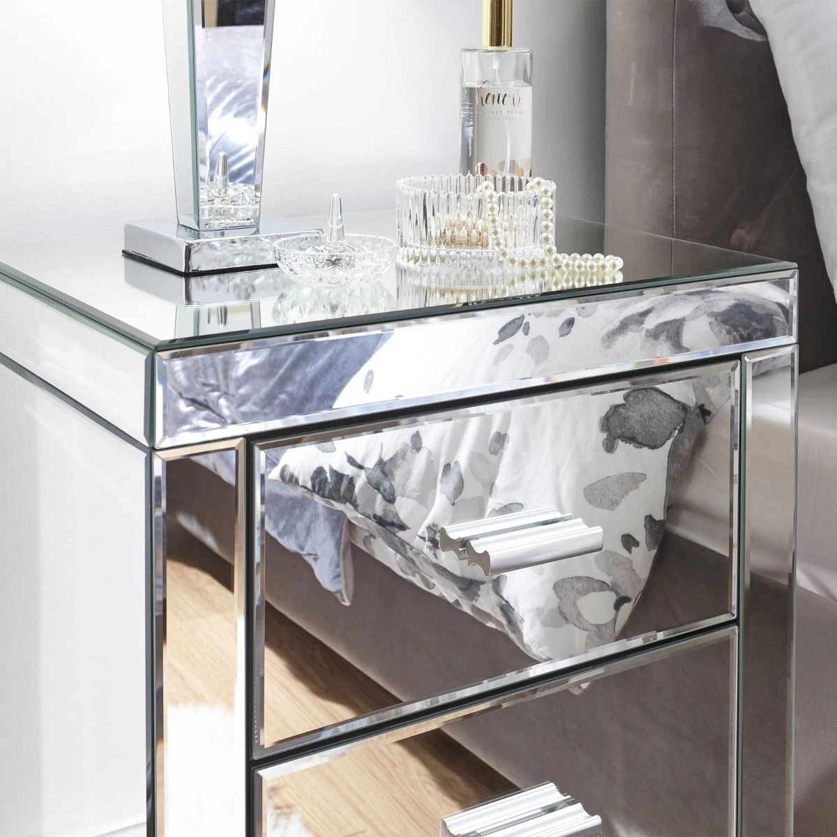 Venetian Mirrored 3 Drawer Bedside Table 4 Venetian Mirrored 3 Drawer Bedside Table - Image 4